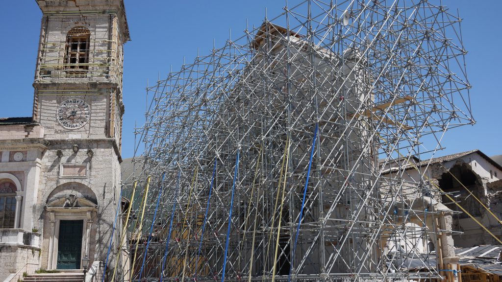 The town hall and the front facade of the Basilica di San Benedetto - the rest of it ist crumbled down.